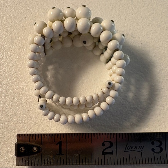 Vintage Expandable White Milk Glass Bead Cha Cha Bracelet - Picture 6 of 8